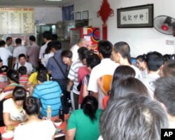 北京的“姚记炒肝店”在拜登副总统访问后顾客爆满，相当走红