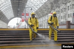 Дезінфікація Київського вокзалу у Москві, 18 травня 2020 (REUTERS)