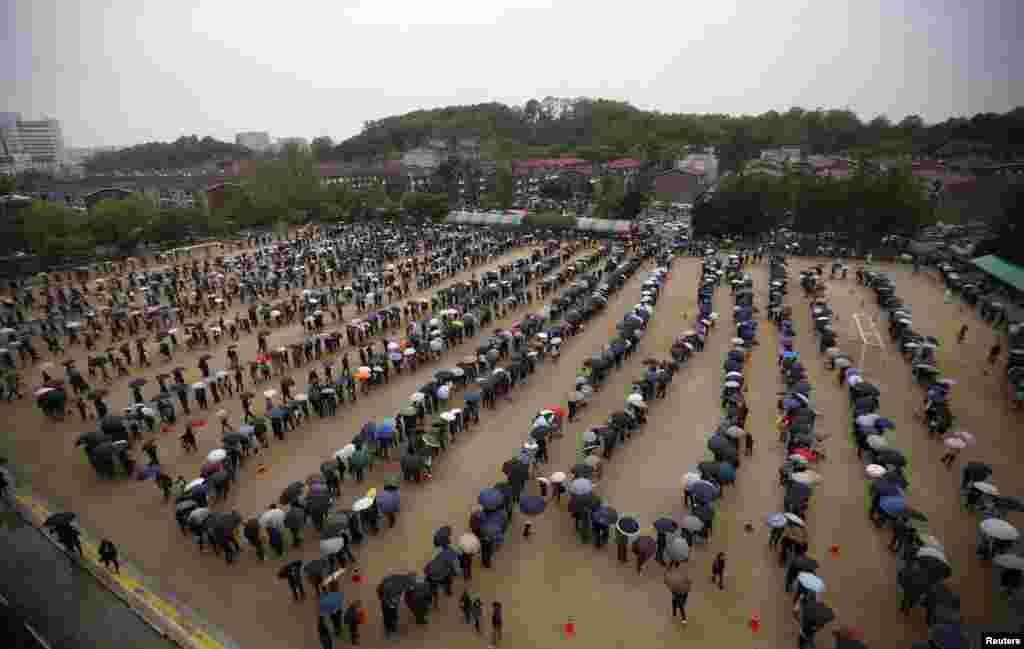 Mourners line up to pay tribute to victims of the South Korean ferry Sewol in Ansan, South Korea.