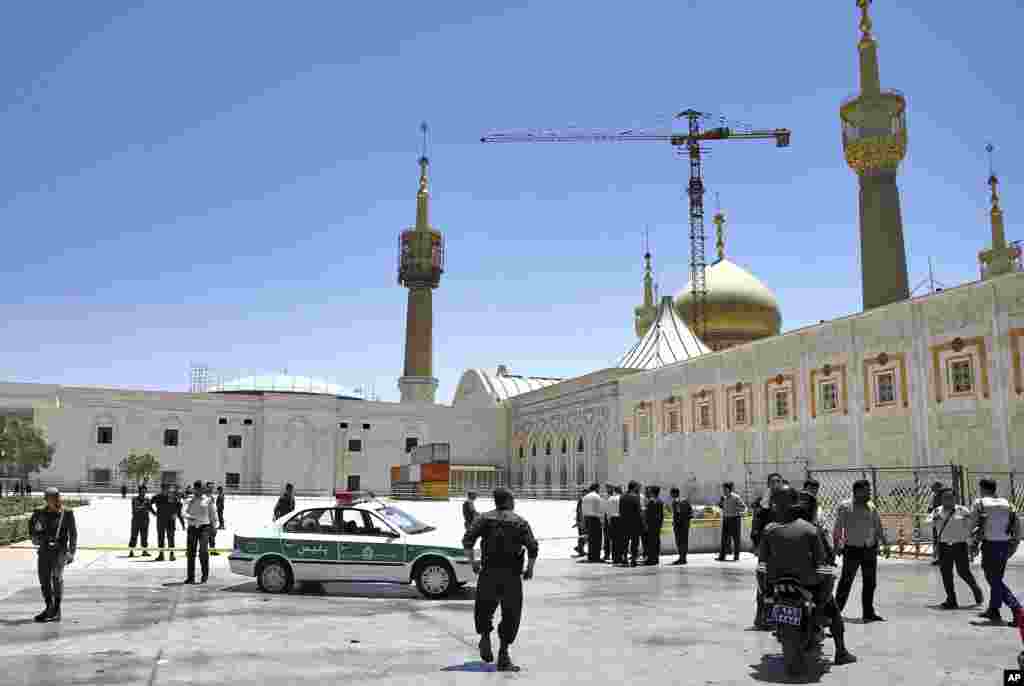 صحن مقبره آیت الله خمینی بعد از حمله تروریستی روز چهارشنبه.
