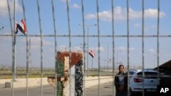 Pegawai Otorita Palestina berjaga di sisi Palestina dari tempat pemeriksaan Erez antara Israel dan Gaza, di Beit Hanoun, Jalur Gaza, 1 November 2017. (Foto: dok).