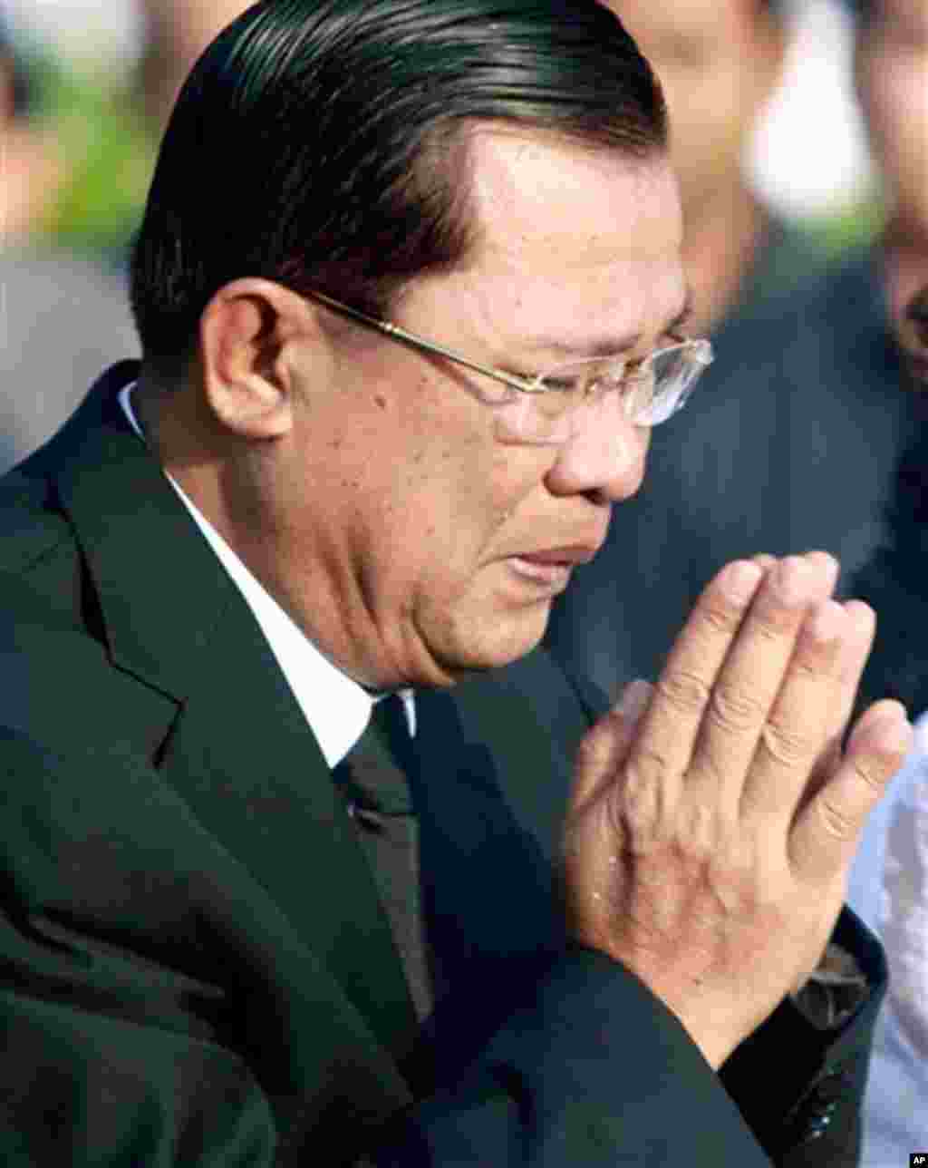 Cambodia's Prime Minister Hun Sen weeps during a memorial service near a bridge where festival goers were killed Monday in a stampede in Phnom Penh, Cambodia, Thursday, Nov. 25, 2010. (AP Photo/Heng Sinith)