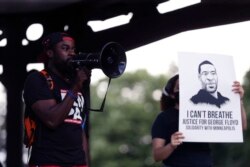 Orang-orang berkumpul dalam acara doa bersama mendoakan George Floyd, yang meninggal saat diamankan petugas kepolisian Minneapolis, di Peninsula Park, North Portland, 29 Mei 2020.