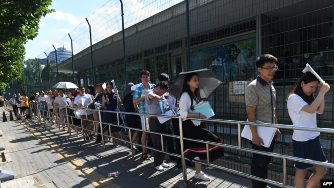 2018年7月26日，人們在北京的美國大使館外面排隊申請簽證。