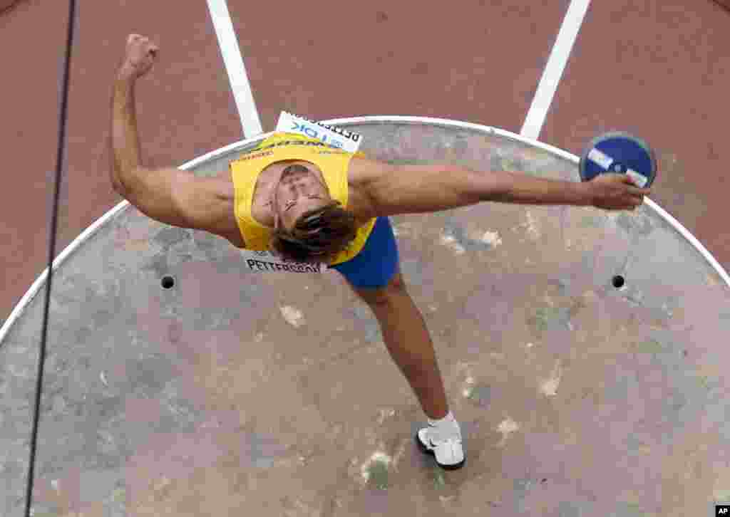 پرتاب دیسک توسط سیمون پیترسون، ورزشکار سوئدی، در جریان مسابقات جهانی دو و میدانی در دوحه&nbsp;