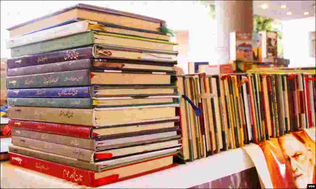 کتب میلے میں سندھ بھر کے مشہور مصنفین کی تحریر کردہ کتابوں کے اسٹال لگائے گئے ہیں