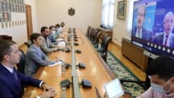 Predsednica Vlade Srbije Ana Brnabić razgovara putem video poziva sa zamenikom pomoćnika sekretara za trgovinu SAD Dejvidom De Falkom. Foto: FoNet/Vlada Srbije