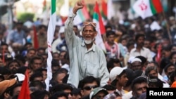 A supporter of Pakistan's Muttahida Quami Movement (MQM) political party chants slogans during a protest against Imran Khan, leader of the Pakistan Tehreek-e-Insaf political party, in Karachi, May 20, 2013. 