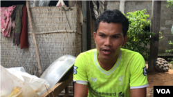 Chim​ ​Sokun​, ​emigrated​ ​ten​ ​years​ ​ago​ ​from​ ​Trach​ ​Village​,​ ​giving​ ​up​ ​his​ ​farmed ​land​,​ ​to​ look for ​jobs​ ​at​ ​a​ ​garment​ ​factory​ ​in​ ​Kandal​ ​Province​.​ ​(​Aun​ ​Chhengpor​/​VOA​ ​Khmer​)​