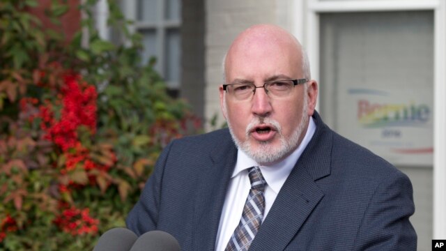 El director de campaña de Bernie Sanders, Jeff Weaver, dijo que la suspensión del acceso a la base de votantes impuesta por el DNC era un patrón de conducta de la organización para ayudar a la campaña de Hillary Clinton.