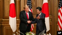 도널드 트럼프 미국 대통령과 아베 신조 일본 총리가 27일 도쿄 아카사카 궁에서 악수하고 있다. 