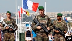Binh lính tuần tra trên đường Promenade des Anglais ở Nice, miền Nam nước Pháp, ngày 19 tháng 7 năm 2016.