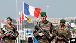 Des soldats patrouillent sur la Promenade des Anglais à Nice, sud de la France, 19 Juillet 2016.