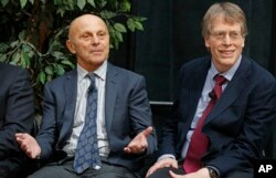 Pemenang Nobel Ekonomi 2013 dari Universitas Chicago, Eugene Fama (74), kiri dan Lars Peter Hansen (60) dalam konferensi pers di Chicago (14/10).