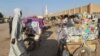 Un homme passe devant un stand avec des produits pharmaceutiques en plein air à Agadez, dans le nord de Nigers, le 26 septembre 2010.