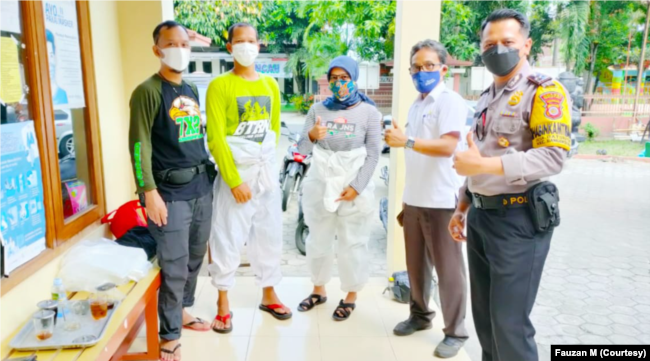 Tim relawan pemulasaran jenazah juga bekerja sama dengan tim lain dalam memberikan pelayanan. (Foto: Courtesy/Fauzan M)