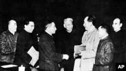 文革前的中共政治局常委，左起：朱德，周恩来，陈云，刘少奇，毛泽东，邓小平，林彪
