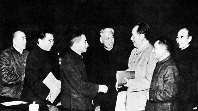 文革前的中共政治局常委（1962年），左起：朱德，周恩來，陳雲，劉少奇，毛澤東，鄧小平，林彪