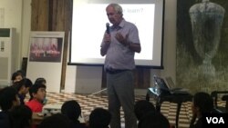 Gunnar Bergstrom delivers a public lecture to a group of students and general audience at SRI Arts Gallery of The Document Center of Cambodia, September 12, 2016. (Nem Sopheakpanha/VOA Khmer)