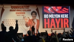 Keçmiş daxili işlər naziri Meral Akşener Ankarada "Hayir" kampaniyasının mitinqində çıxış edir