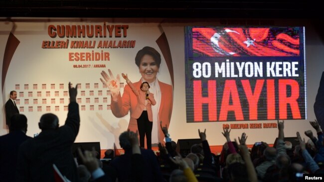 Keçmiş daxili işlər naziri Meral Akşener Ankarada "Hayir" kampaniyasının mitinqində çıxış edir