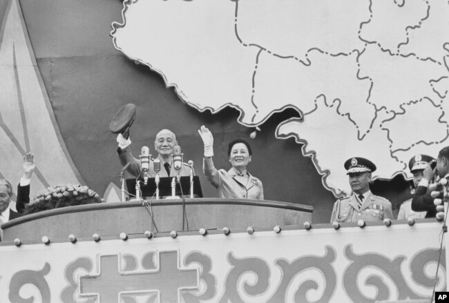 历史照片：蒋介石总统和夫人蒋宋美龄在台北的“双十节”集会上挥手致意。(1971年10月10日)