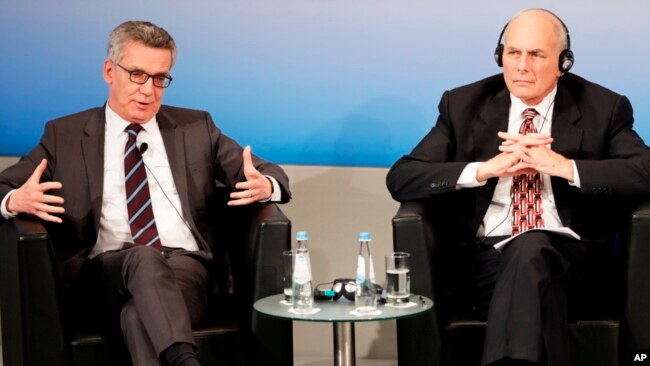 El Secretario de Seguridad Nacional de Estados Unidos, John Kelly, y el Ministro del Interior alemán, Thomas de Maiziere, se sientan juntos en un panel durante la Conferencia de Seguridad de Múnich en Munich, Alemania, el sábado 18 de febrero de 2017.