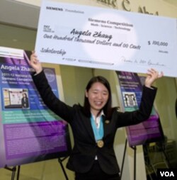 Angela Zhang, pemenang kompetisi matematika, sains dan teknologi memperoleh beasiswa 100.000 dolar dari Yayasan Siemens.