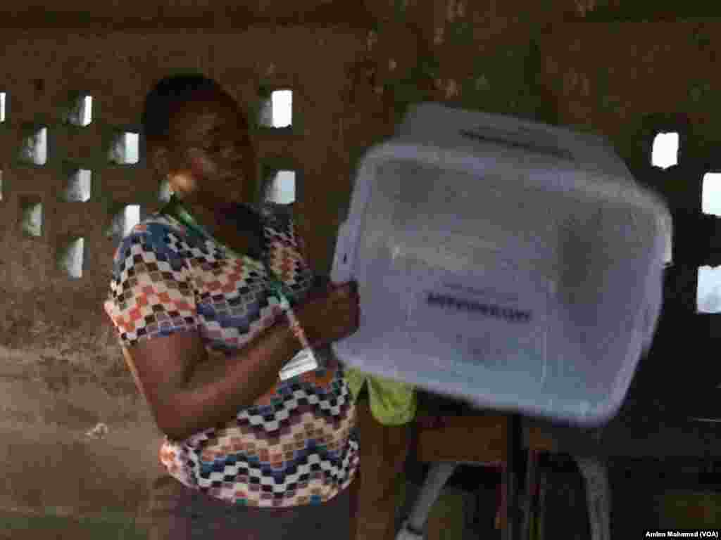 Polling station chief shows empty ballot box, Oct. 26, 2017. (Photo: VOA Swahili service)