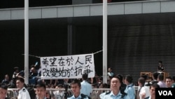 香港警方在公民廣場進行清場行動，拘捕多名學生領袖 (美國之音 湯惠芸攝)