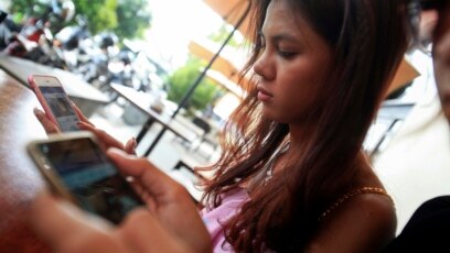 Một nhà hoạt động trẻ sử dụng mạng xã hội ở Phnom Penh, Campuchia (ảnh tư liệu, 2014). 