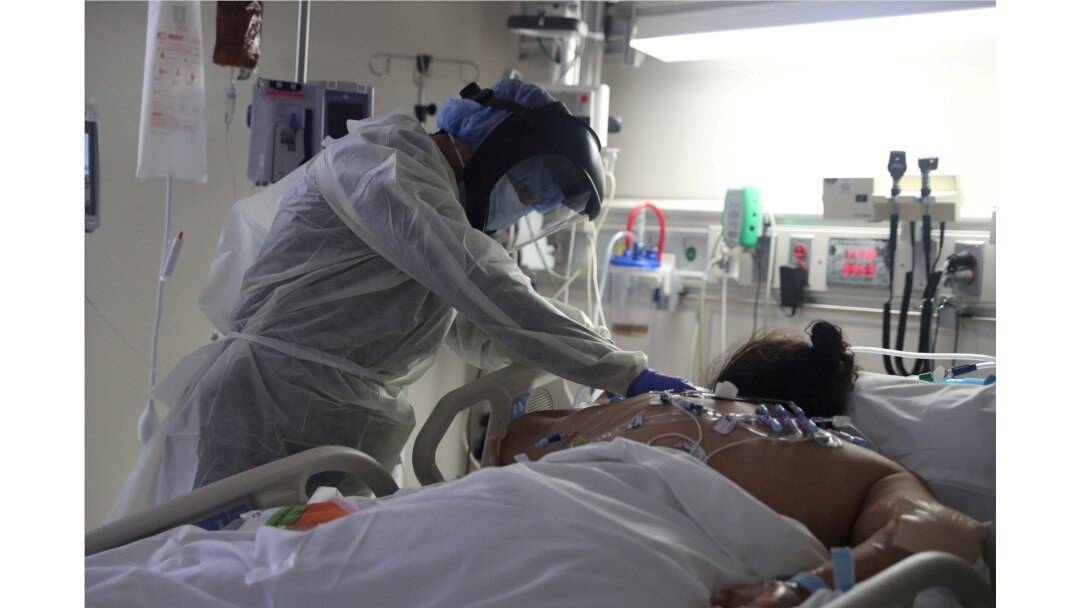 Seorang staf medis merawat pasien Covid-19 di Unit Perawatan Intensif (ICU), Rumah Sakit Rahmat Scripps di Chula Vista, California, AS, 12 Mei 2020. (REUTERS / Lucy Nicholson / File Foto)