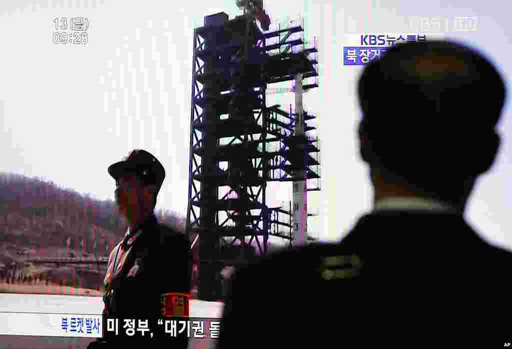 A South Korean passenger looks at a TV report on North Korea's rocket launch at Seoul railway station, April 13, 2012. (Reuters)