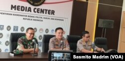 Kapuspen TNI Mayjen Sisriadi (kiri) dan Kepala Divisi Humas Polri Irjen Muhammad Iqbal (tengah) saat menggelar konferensi pers di kantor Kemenko Polhukam pada Rabu, 22 Mei 2019. (Foto: Sasmito Madrim/VOA)