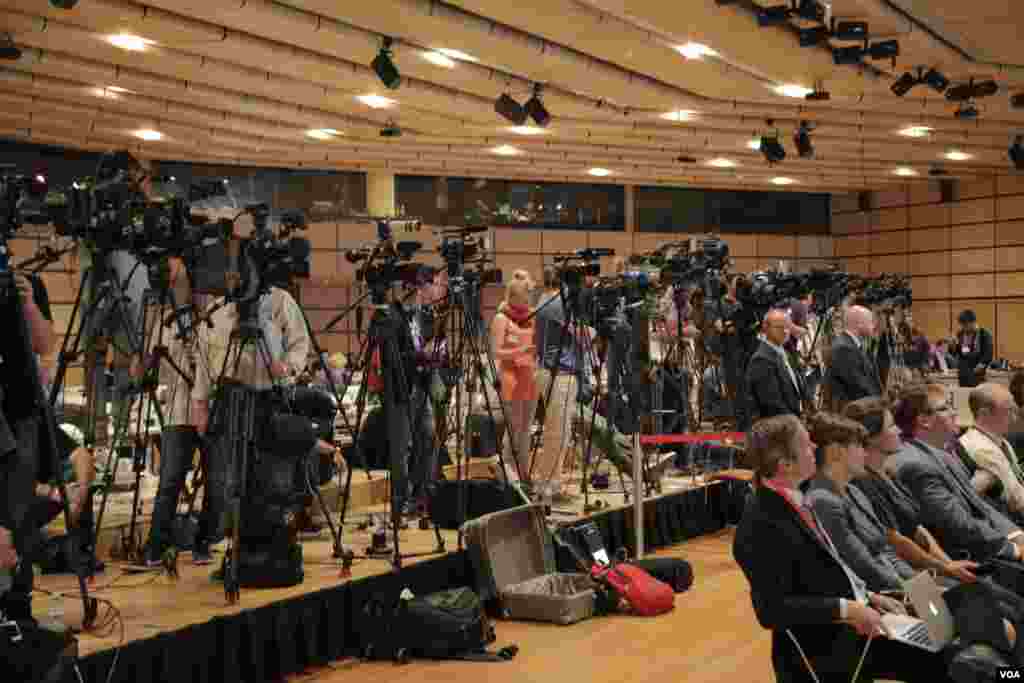 خبرنگاران رسانه های مختلف جهان در سالن محل برگزاری نشست خبری اعلام توافق جامع اتمی بین ایران و گروه ۱+۵ 