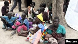 Des déplacés de guerre attentent la distribution de la nourriture par le PAM à un post à Kuernyang Payam, soudan du Sud, 2 mai 2015. REUTERS/Denis Dumo