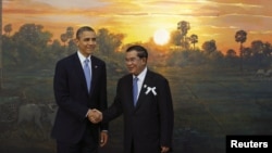 Tổng thống Hoa Kỳ Barack Obama (trái) và Thủ tướng Campuchia Hun Sen tại hôi nghị cấp cao ASEAN - Mỹ lần thứ 4, ở Phnom Penh, 19/11/12