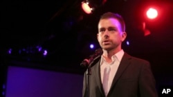 Jack Dorsey co-fondateur de Twitter parlant lors d’une collecte de fonds à New York. 