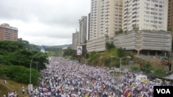 Pèp souvren ki tap manifeste nan pati lès kapital Venezuela a, Caracas (Foto: Jedi 1e septanm 2016)..