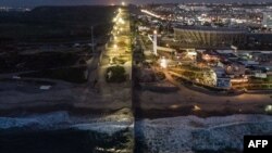 Vista aérea de la valla fronteriza de Estados Unidos (I) México (D) en Playas de Tijuana, en el estado de Baja California, México, el 3 de mayo.