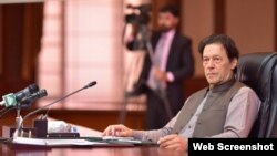 وزیر اعظم عمران خان کابینہ اجلاس کی صدارت کرتے ہوئے۔