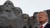 Президент Дональд Трамп у национального монумента на горе Рашмор во время посещения штата Южная Дакота. 3 июля 2020г.