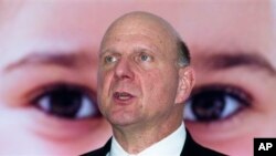 Steve Ballmer asumió el liderazgo de la compañía en el año 2000 sucediendo al fundador de la corporación, Bill Gates.