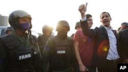 Juan Guaido sa vojnicima u blizini vazduhoplovne baze La Carlota kod glavnog grada Caracas, 30. april 2019. 