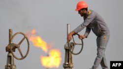 Un trabajador iraquí trabaja en una refinería de petróleo en la ciudad sureña de Nasiriya. 