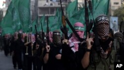 Miembros de las Brigadas al Qassam, brazo armado de Hamás, desfilaron en pie de guerra en la ciudad de Gaza.