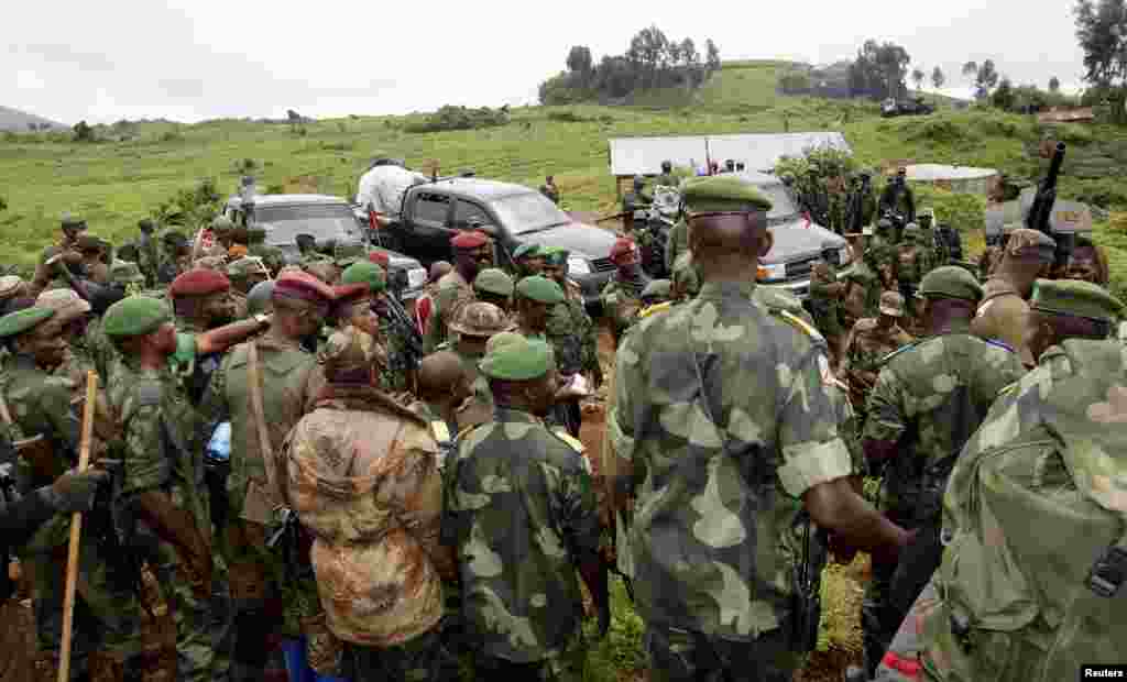 Congolese soldiers gather for a military briefing after M23 rebel fighters surrendered in Chanzo village near the eastern town of Goma, Nov. 5, 2013. 