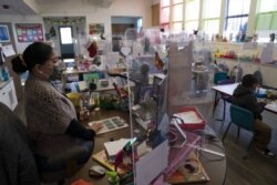 Guru TK Tami Lewis mengajar di kelasnya di West Orange Elementary School di Orange, California, 18 Maret 2021. (Foto: AP)