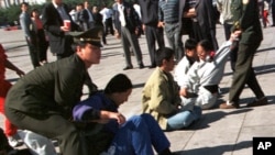 中国警察在北京天安门广场上抓捕示威静坐的法轮功学员 (1999年9月29日)