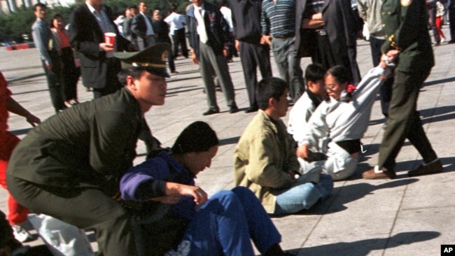 中国警察在北京天安门广场上抓捕示威静坐的法轮功学员 (1999年9月29日)
